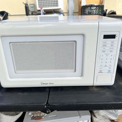 Magic Chef Microwave READ DESCRIPTION FOR MORE INFO