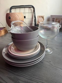 Kitchen plates and bowls