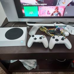 I'm on trade my xbox series X Four PS5 I want to trade with someone