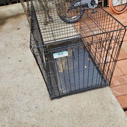 Used kennel sise 36 x 22 on top / arriba by 25 .5 in high/ altura mas Informacion Abajo 