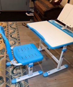 Mount-It! Desk & Chair Set for Kids Ages 3-10 (Blue)like new condition