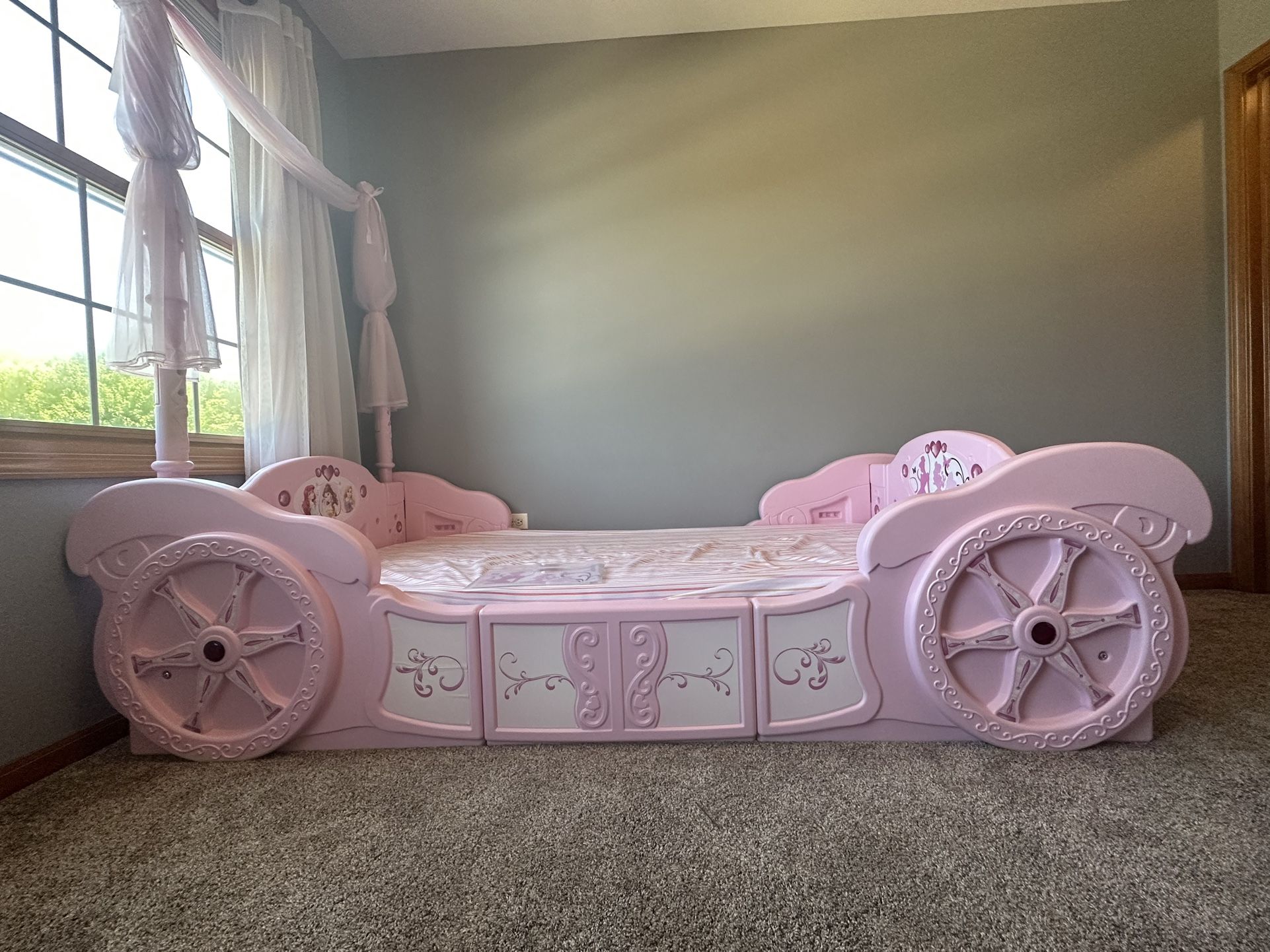 Toddler-to-Twin Princess Carriage Convertible Bed