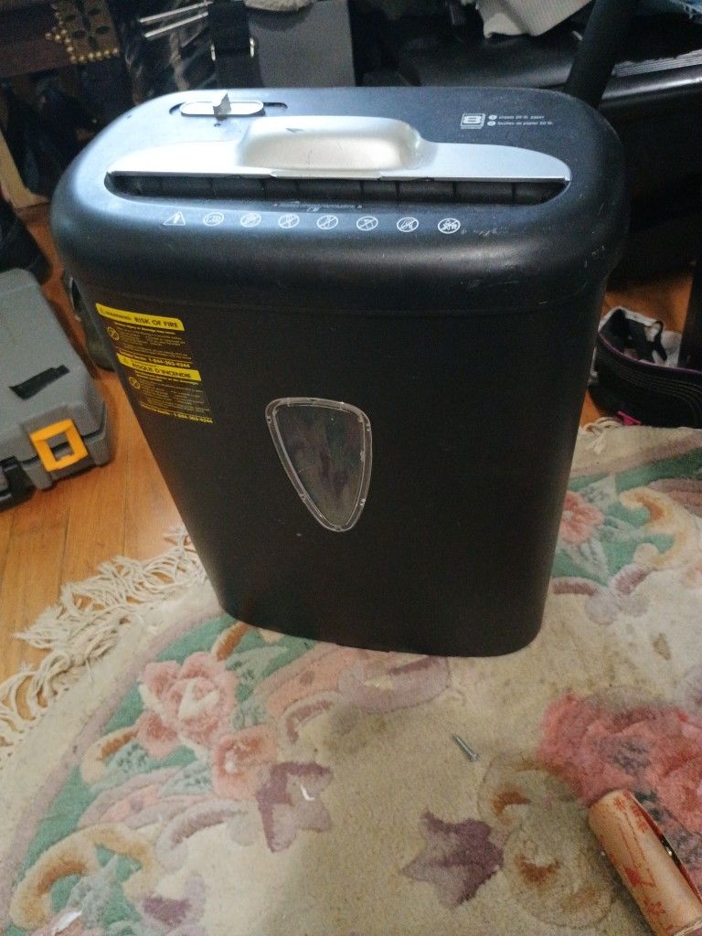 Amazon basics Paper Shredder Excellent Condition Works Great 20 Lb Capacity
