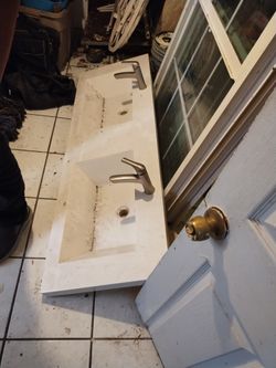 Double Sinck Suspended Good Condition
