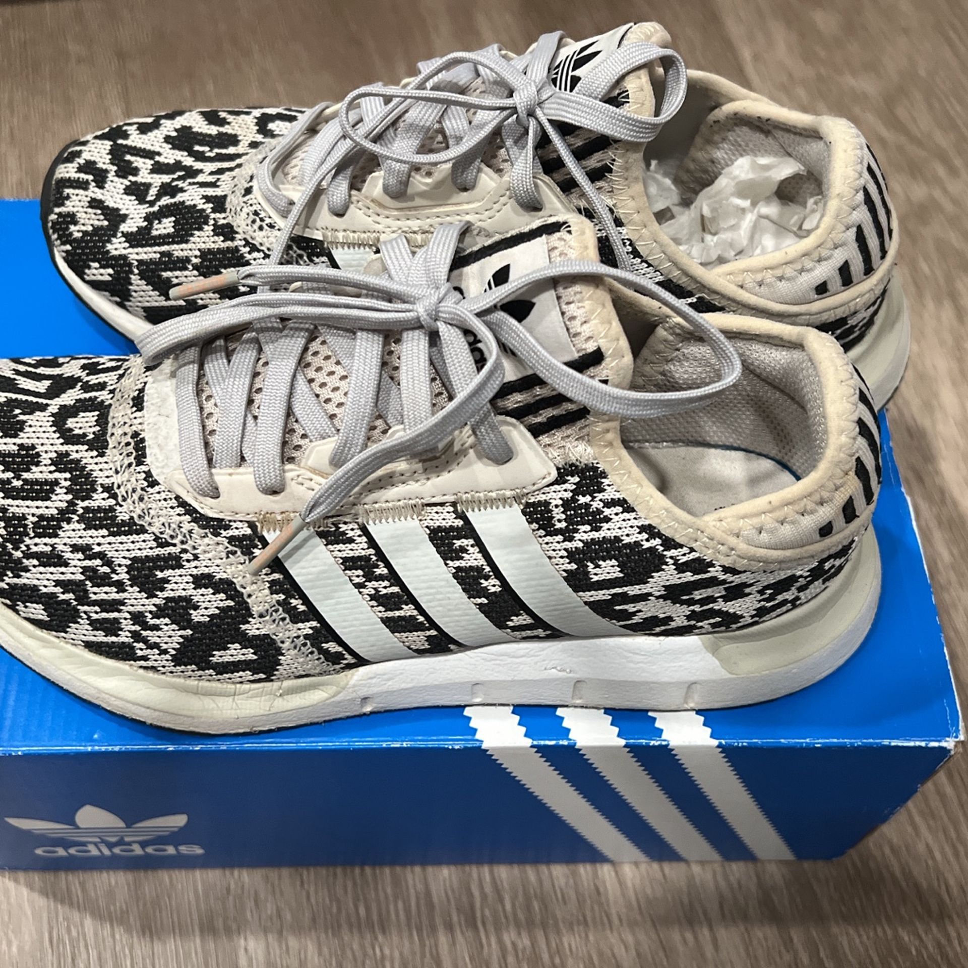 adidas Women's Swift Run 22 Sneaker (US 6)
