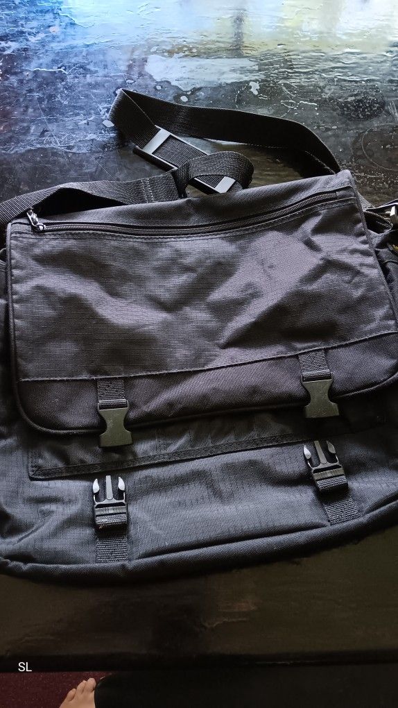 Unisex Small Durable Tent Material Messenger Bag, Like New, Expandable