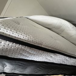 Queen Size Mattress Pillow Top $300