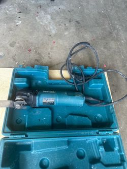 Makita Multi-Tool Kit]Title: Makita 3-Amp Corded Variable Speed Oscillating Multi-Tool Kit (TM3010CX1)