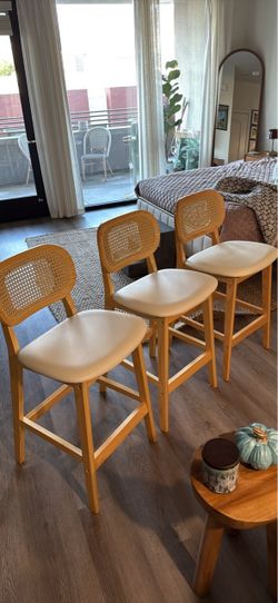 3x Pretty Ratton dining stools