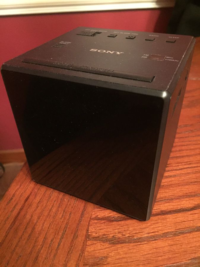 Sony cube clock radio & alarm