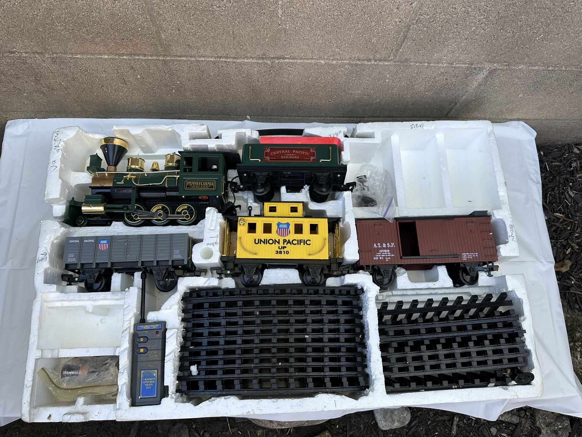 EZTEC Santa Fe Express Radio Control  36 Piece Train Set 36909 Wireless or Batte