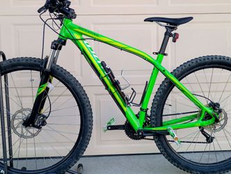 29 inch Specialized Rockhopper mountain bike with extra tire
