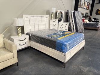 5-piece Queen bedroom set, last one needs to go!!