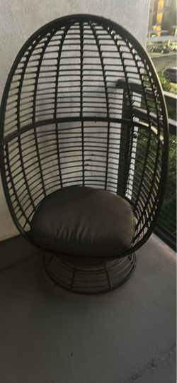 Wicker swivel chair