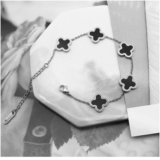 Four leaf clover bracelet silver color (black)