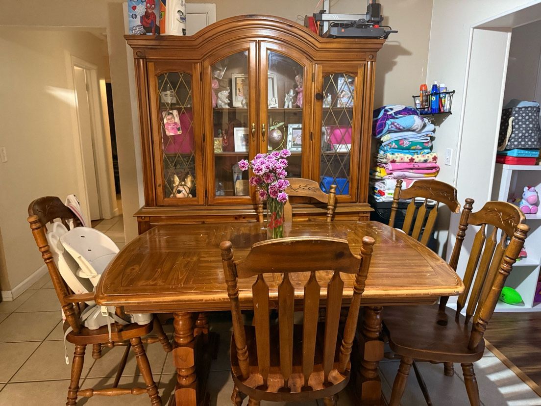 Hutch w/ Matching Table And 5 Chairs