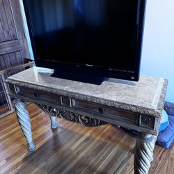 Vizio 42 Inch With Sofa Table