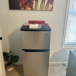 Magic Chef 7.5 Cu Refrigerator With Freezer