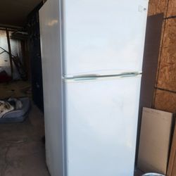 Avanti Medium size fridge