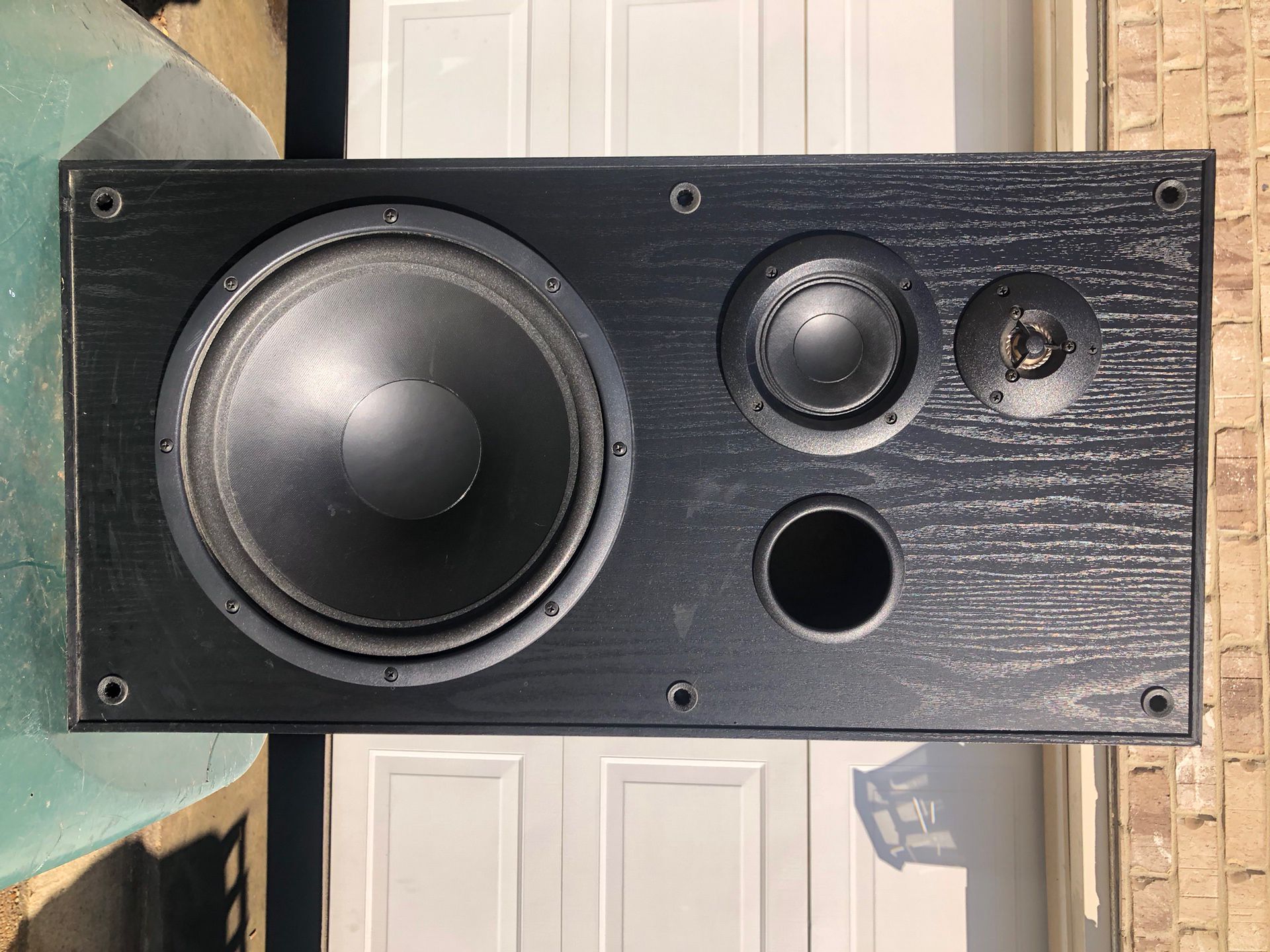 I Have Two KLH speakers. 9912’s The Pecs Are In The Pics Thank you. Message If You Are Seriously. Plz Don’t Waste My Time. 