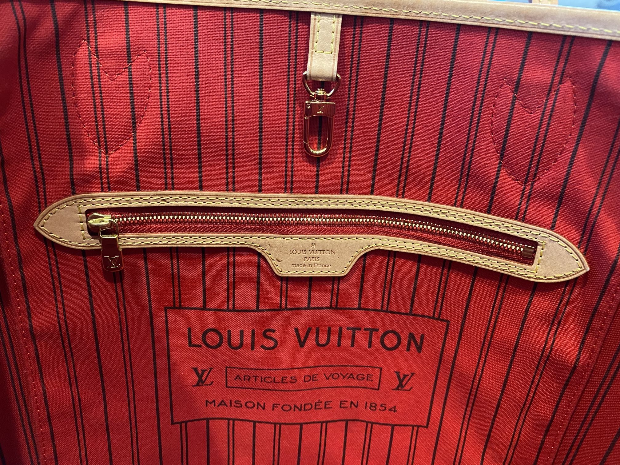 Louis Vuitton Neverfull MM W/Cherry Red Inside for Sale in Orange, CA -  OfferUp