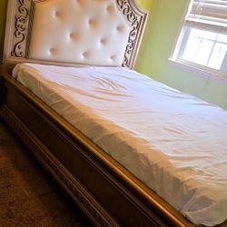 Queen Bed Whit Dresser 