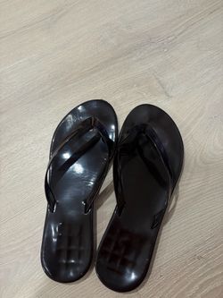 Brown glossy sandals 🤎