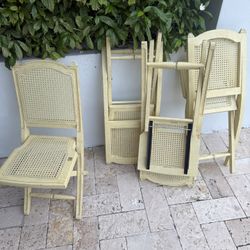 4 Foldable Wicker Chairs Great For Entertaining 
