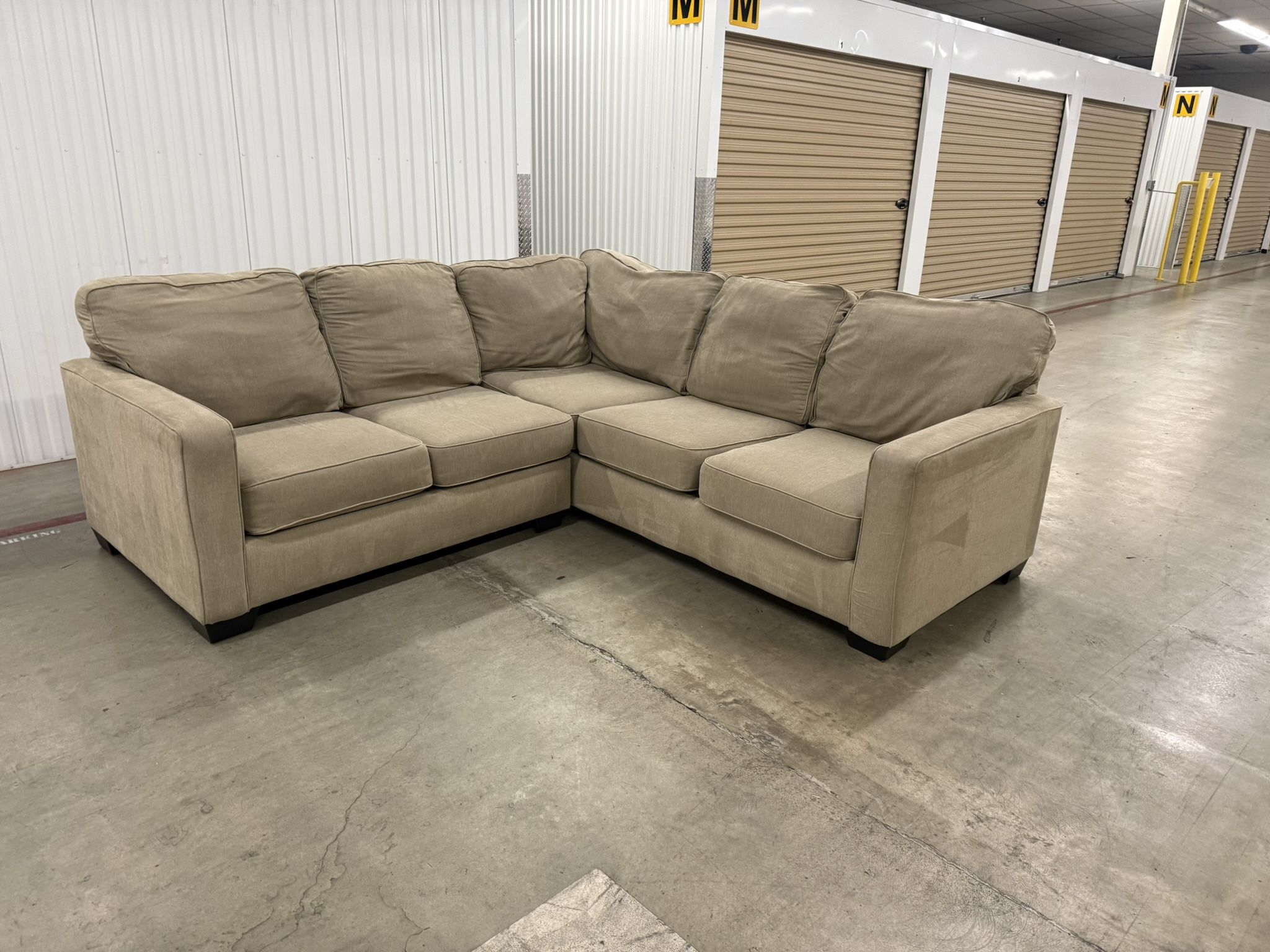 L shaped Sectional Couch *CAN DELIVERY*