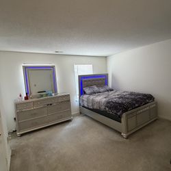 Queen Bedroom Set Dresser + Bed Frame Great Condition
