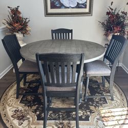Round Table With 4 Chairs. Rug Included 