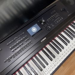 YAMAHA 88-Key Portable Grand Digital DGX670