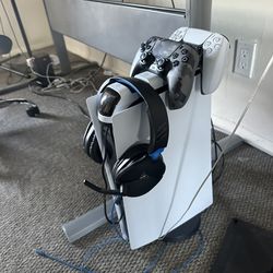 PS5 + 2 controllers + Turtle beach Headset + Deck