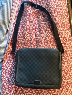 Louis Vuitton men’s messenger bag GM larger bag