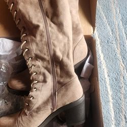 CUTE ALMOST NEW LOOKING,  SIZE 9.5