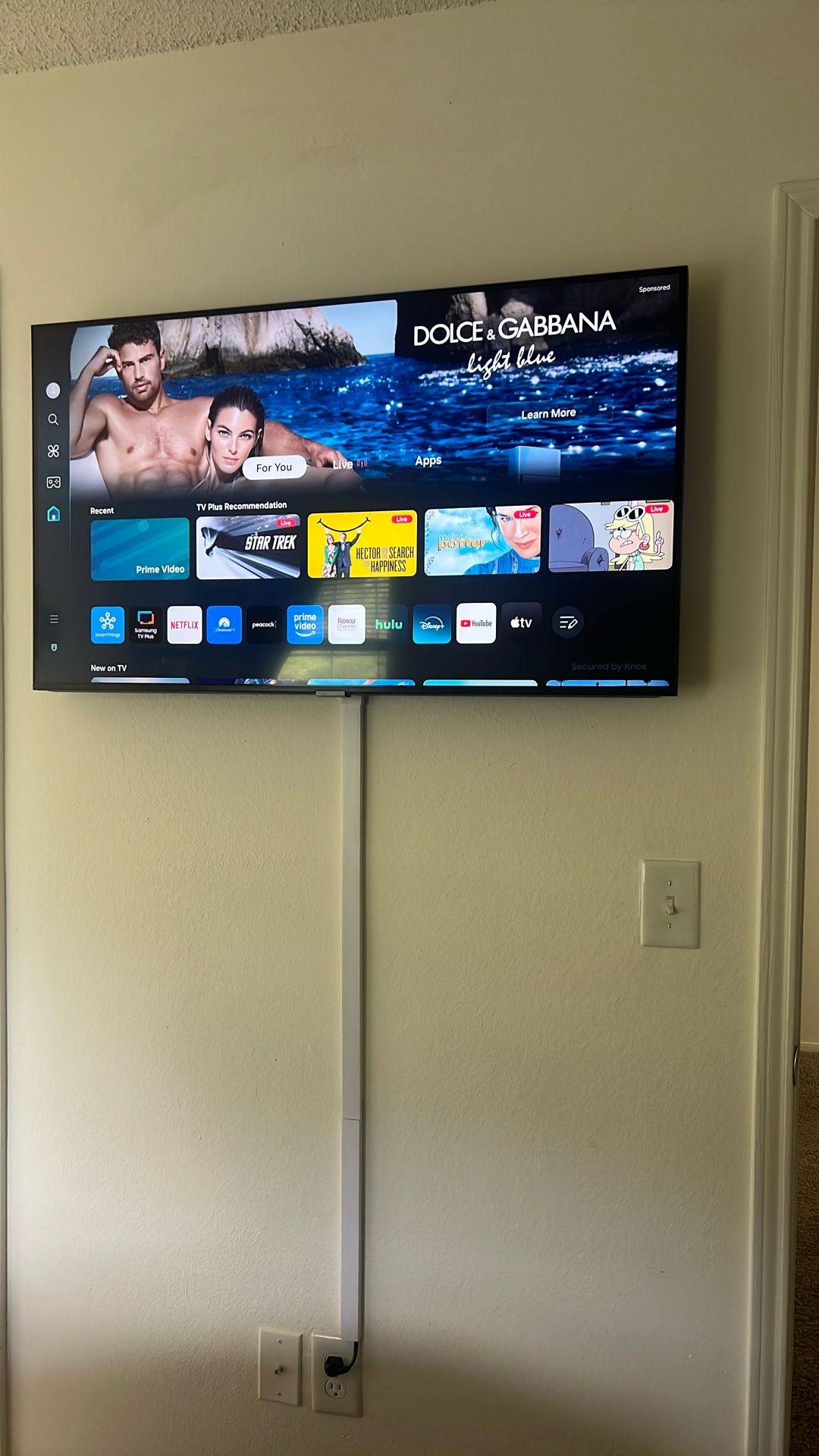 Samsung Smart Tv W/ Remote And Bracket