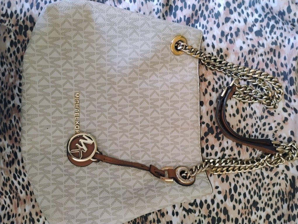 MICHAEL KORS HAND BAG SLIGHTLY USED