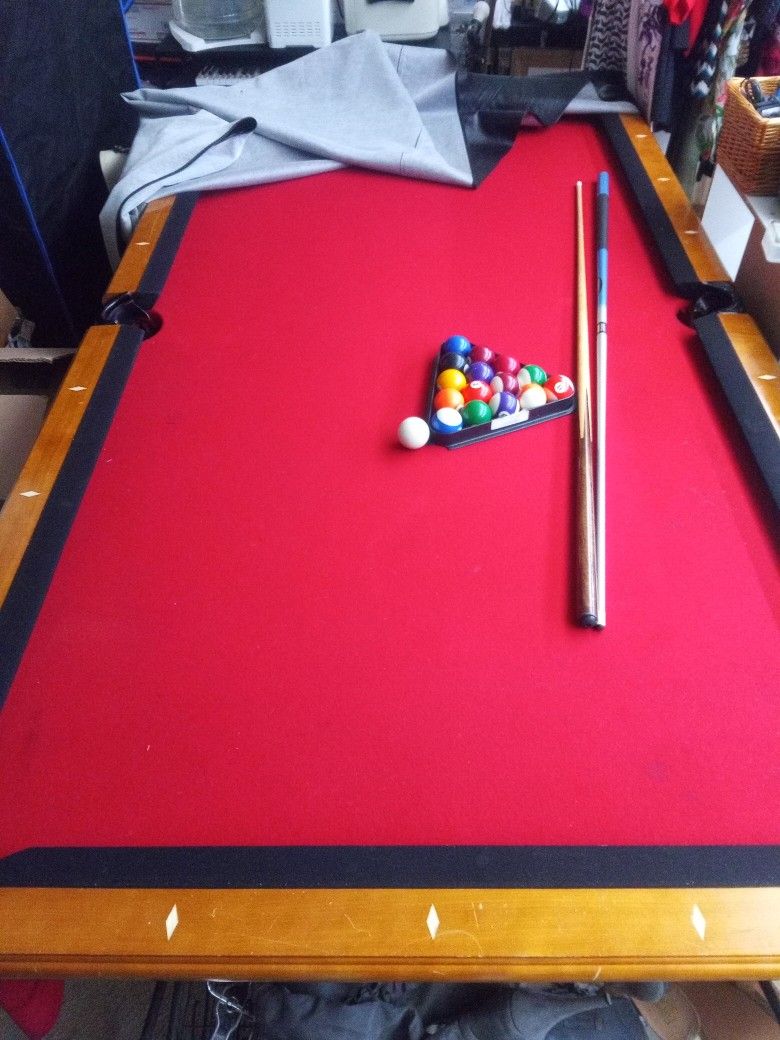 Beautiful Quality Wood Pool Table With 2 Q Sticks All The Balls And The Triangle 