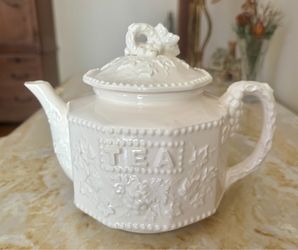 Vintage Ivory Ceramic Teapot: Traditional Americana Grapes & Vines Detail