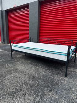 DAYBED TWIN SIZE / JUST BED NO MATTRESS