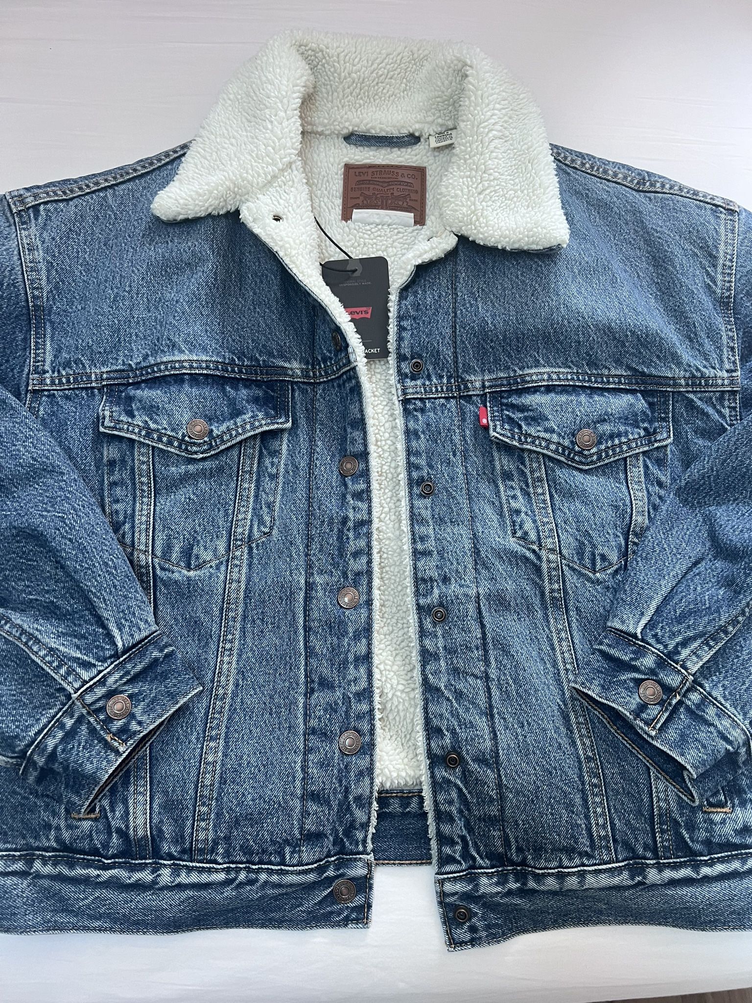 90’s Vintage Style Trucker Levi Strauss & CO. Jacket Denim With Sherpa Lining. Machine Washable Size Is Medium For Women Or Men. Unisex Jacket Pick Up