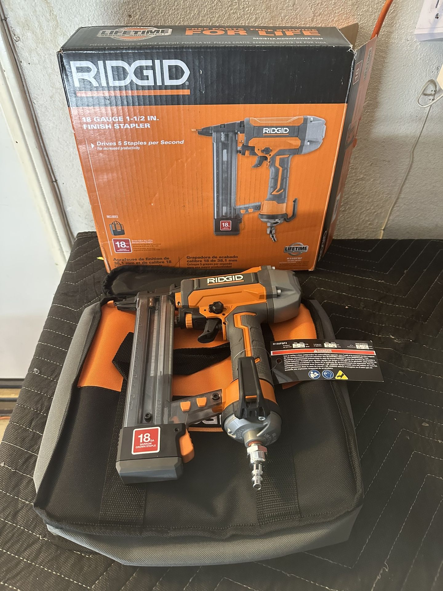 RIDGID Pneumatic 18-Gauge 1-1/2 in. Finish Stapler with Contractor's Bag