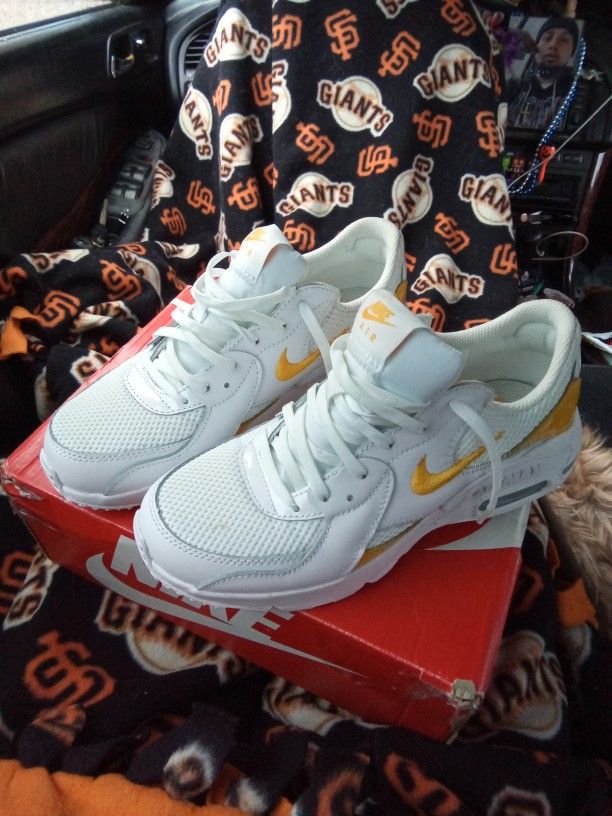 Wmns Nike Air Max Excee "White University Gold"