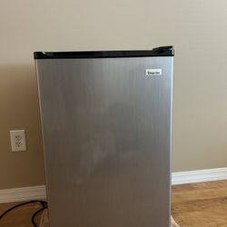 Magic Chef Mini Fridge With Freezer