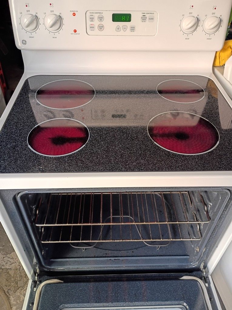 Like New GE white electric stove smooth top
Delivery Available
Functional GE electric range. White color with a smooth top. Has 4 burners and an oven