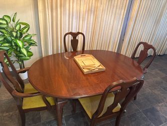 Kitchen table 4 chairs and a leaf