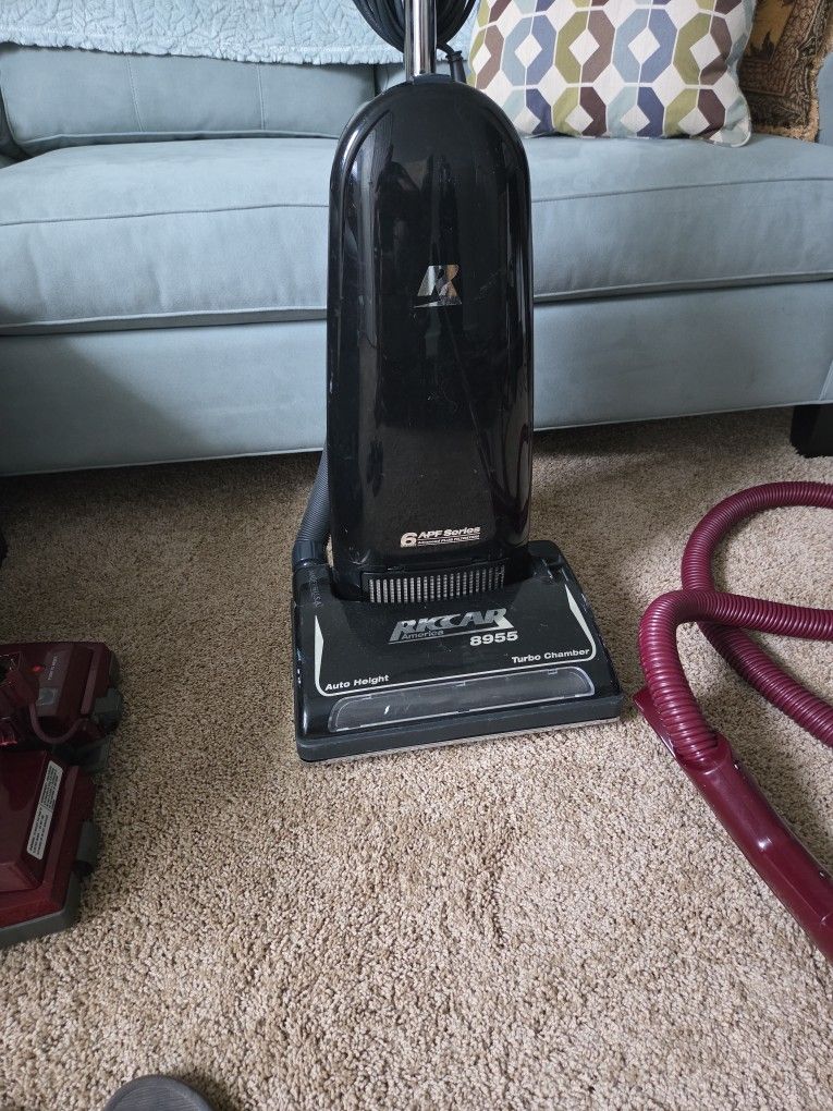 R I C C A R Upright Model 8955 With Attachments