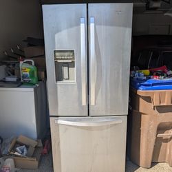 Refrigerator W 30' H 68 L 31