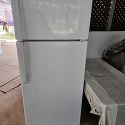Refrigerador casi nuevo, menos de un an̈o, mas informacion abajo