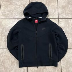 Size medium Nike tech all black